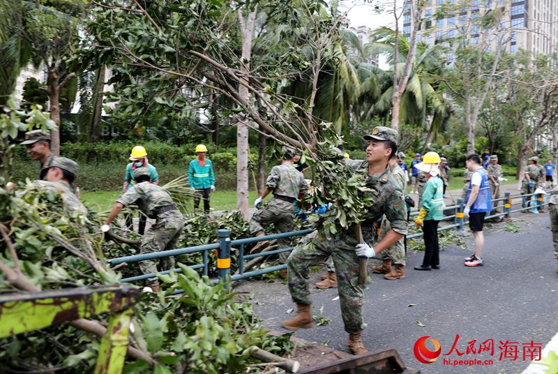 部隊官兵在一線抗災。人民網記者 符武平攝