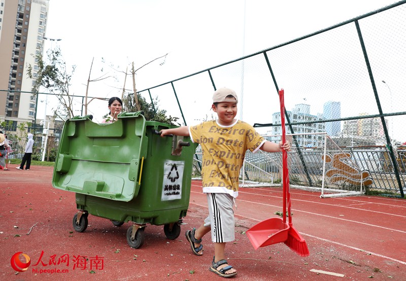 學生和家長一起參與校園重建。人民網(wǎng)記者 符武平攝