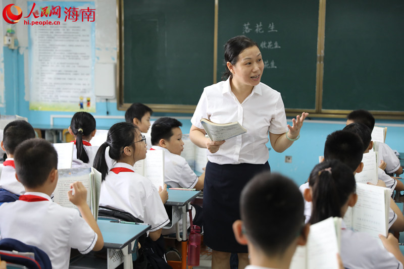 9月9日上午，?？谑械诙逍W李冰老師正在上語文課。 人民網記者 孟凡盛攝