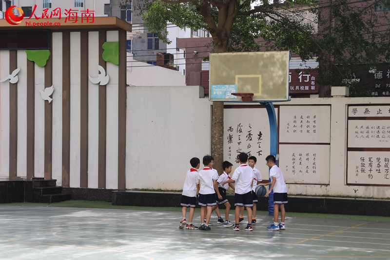 學(xué)生在操場(chǎng)上打籃球。 人民網(wǎng)記者 孟凡盛攝