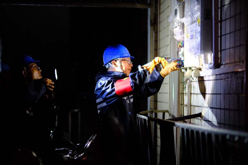 9月7日凌晨，南方電網廣東茂名茂南供電局青馬學員賴政茂帶領城區供電所青年突擊隊成員，緊急處理南雅居小區受臺風影響的停電故障。（龐世俊 攝）