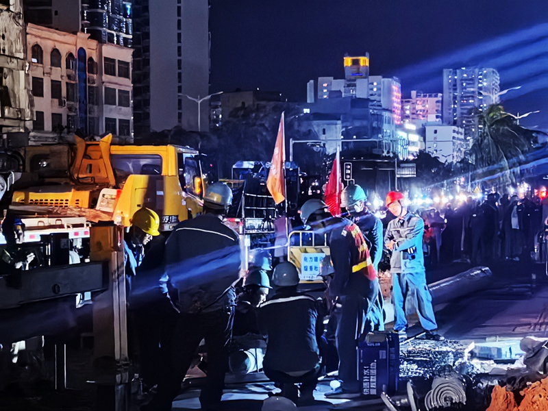9月9日晚，南方電網廣東天河供電局援瓊搶修隊伍在海口市瓊山區高鐵東站周邊連夜開展搶修復電作業。（容語霞 劉振北） 