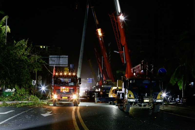 9月9日晚，南方電網貴州都勻供電局搶修隊伍在海南省文昌市文城鎮白金路10千伏高隆灣線搶修現場，正在組織吊車立桿，加快推進搶修復電作業。（魏洪明）