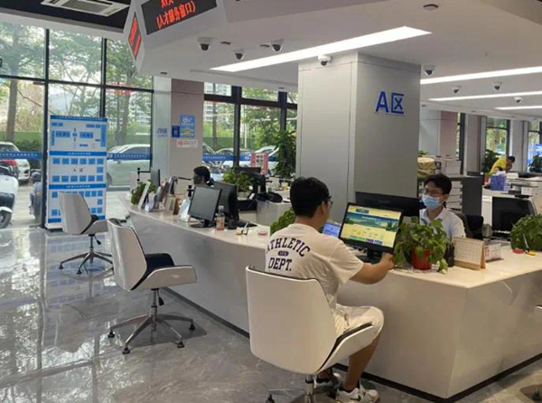 專區(qū)內(nèi)的專窗采用前沿的雙屏申報展示技術(shù)。崖州區(qū)營商環(huán)境建設(shè)局供圖