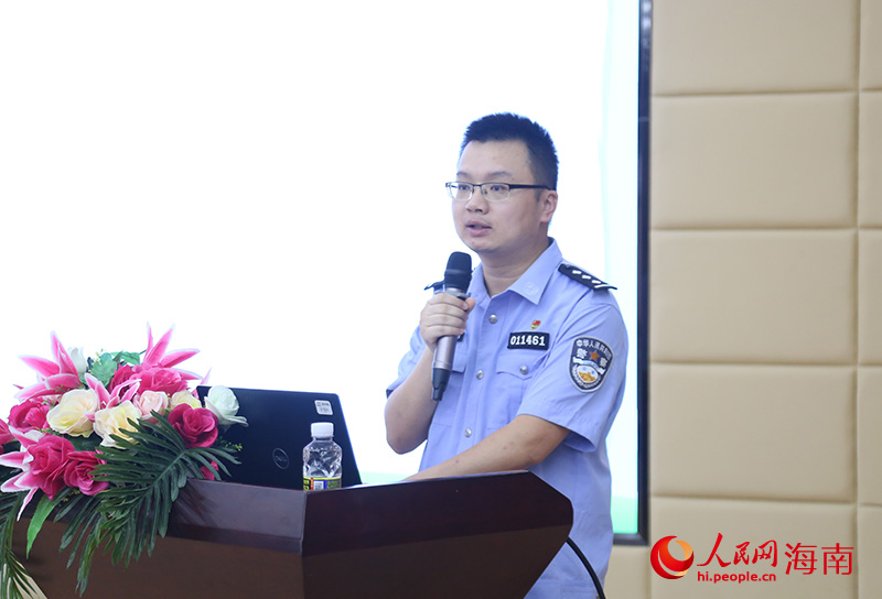 海口市公安局網絡警察支隊民警韓鍇現場講授網絡安全知識。人民網記者 牛良玉攝