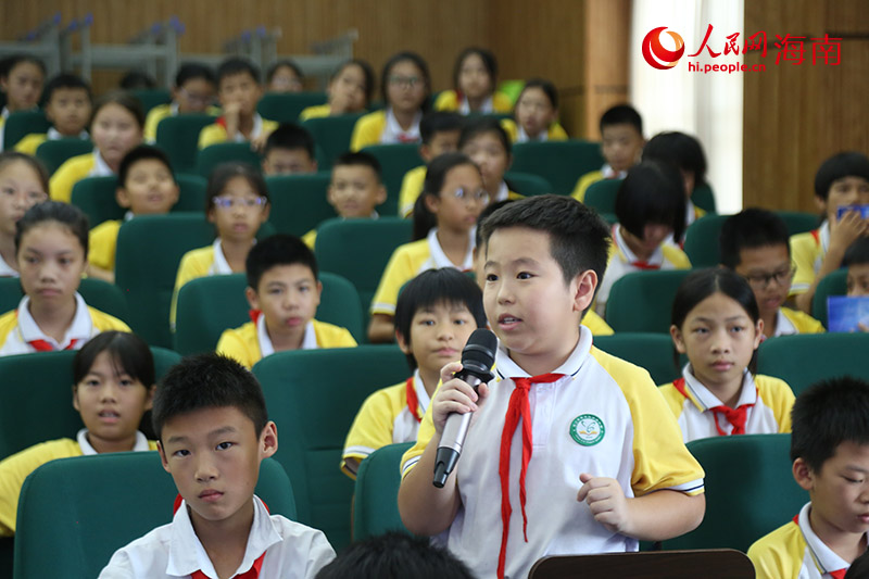 學(xué)生現(xiàn)場(chǎng)參與互動(dòng)，回答問題。人民網(wǎng)記者 牛良玉攝