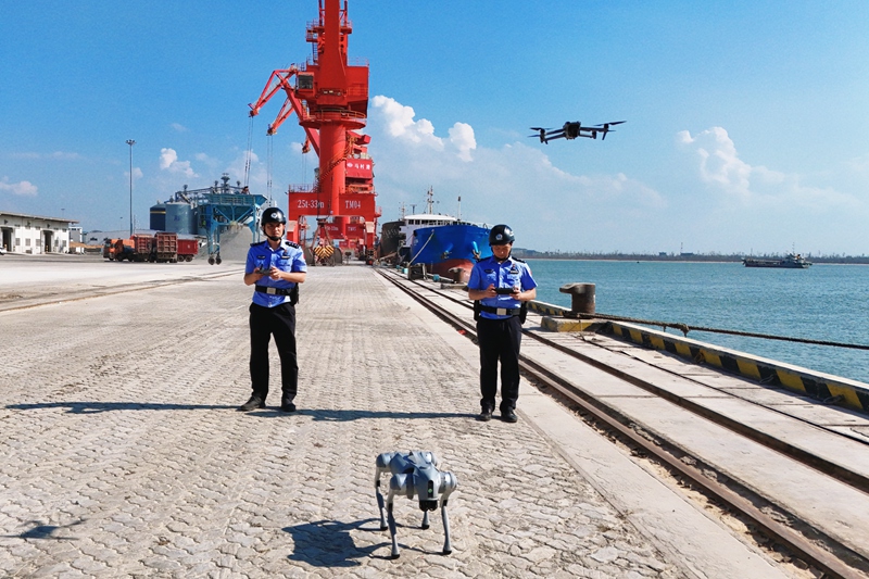民警使用新銳裝備護航口岸安全。符開雄攝