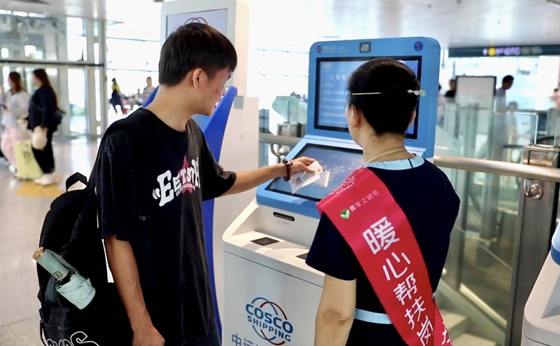 在新海港出發(fā)大廳，暖心服務“隨處可遇”。熊騰攝