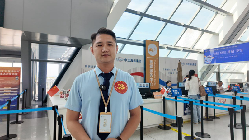 李繼濤在售票服務中心值守，隨時為需要的旅客提供幫助。肖智歆攝