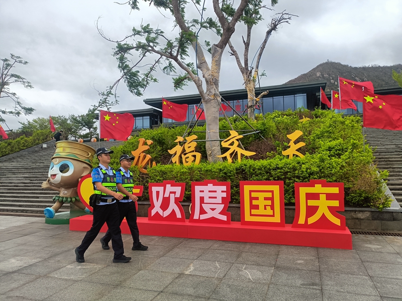 民警在景區巡邏。海南省公安廳海岸警察總隊供圖
