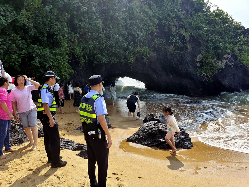 龍滾海岸派出所在萬寧燕子洞景區巡邏。海南省海岸警察總隊供圖
