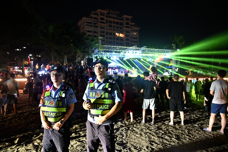 10月1日晚，博鰲海岸派出所民警在瓊海博鰲玉帶灘執勤。海南省海岸警察總隊供圖