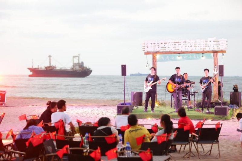 2024年“圍爐夜話 放肆樂享”龍港海灘巨輪音浪LIVE活動現場。 主辦方供圖