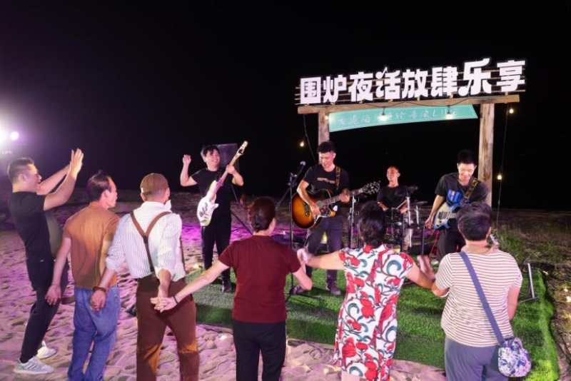 隨著儋州調聲歌曲唱響，市民游客跟隨節奏牽手舞動起來。 主辦方供圖