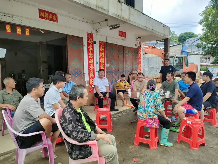 召開板凳會協調村民建房用地事宜。受訪者供圖