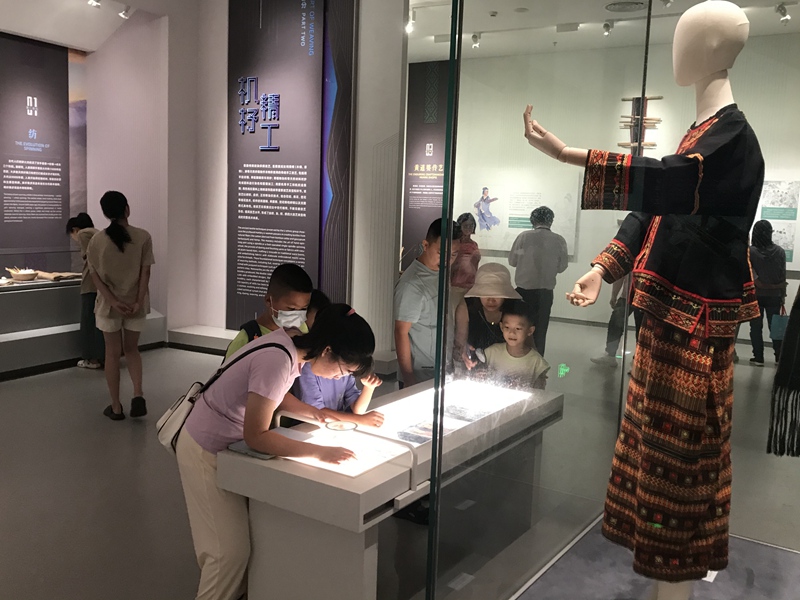 圖片說(shuō)明_十一黃金周，市民游客在省非遺中心參觀_副本
