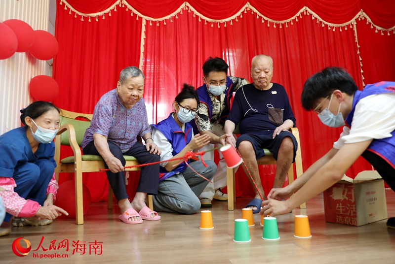老人參與互動小游戲。人民網記者 符武平攝