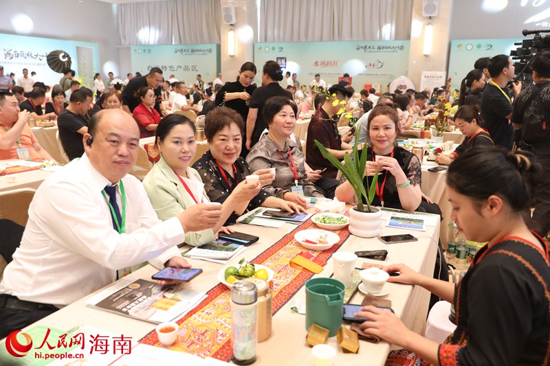 來自全國各地的客商參加品鑒會(huì)招商會(huì)。人民網(wǎng)記者 符武平攝
