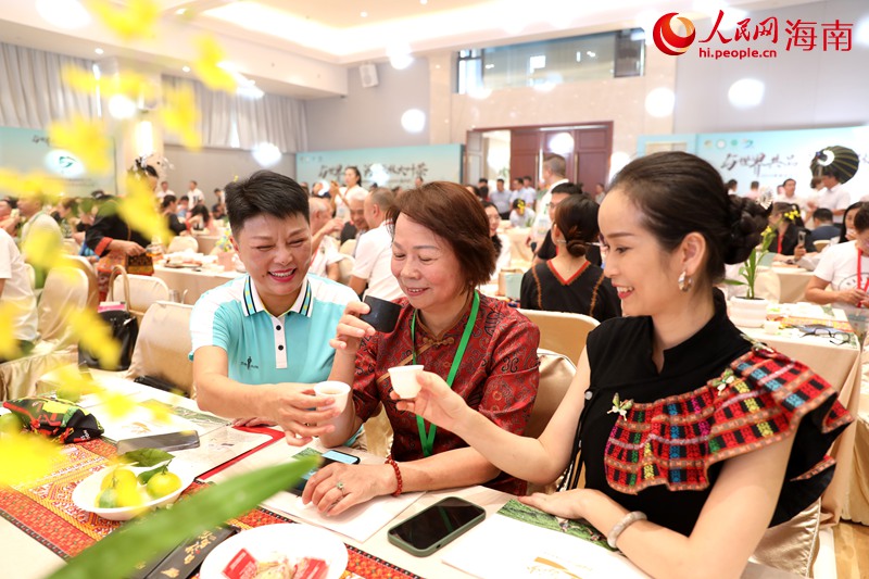 游客在活動(dòng)現(xiàn)場品茶。人民網(wǎng)記者 符武平攝