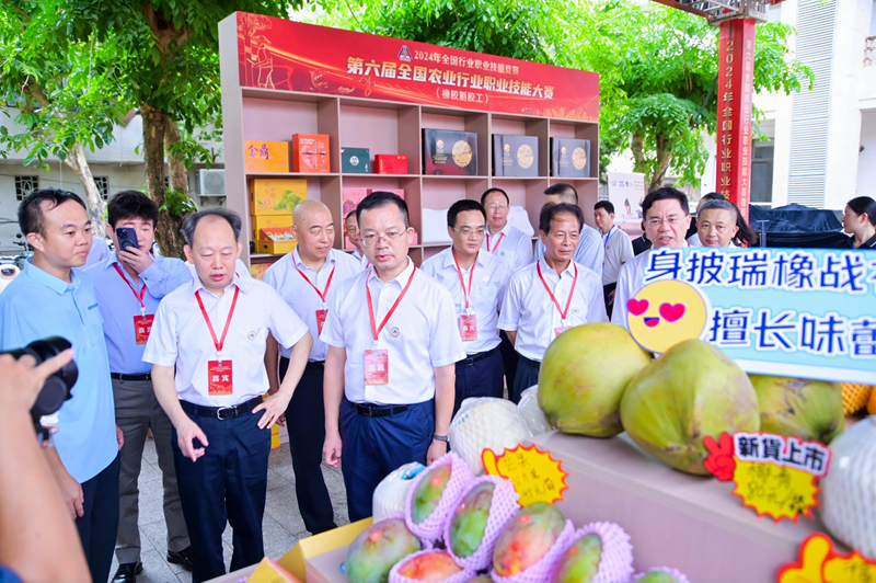 參加開幕式的嘉賓參觀海南農(nóng)墾優(yōu)質(zhì)農(nóng)產(chǎn)品。主辦方供圖