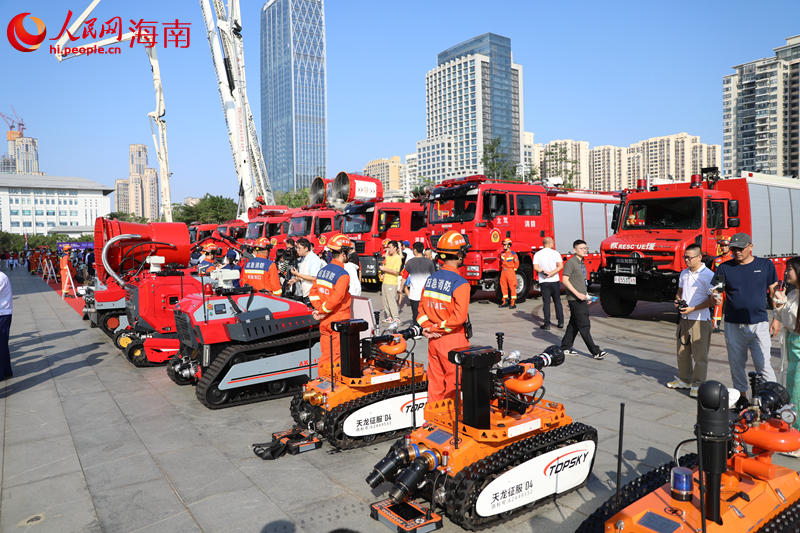 活動現(xiàn)場展示的各種車輛以及機器人。 人民網(wǎng)記者 孟凡盛攝