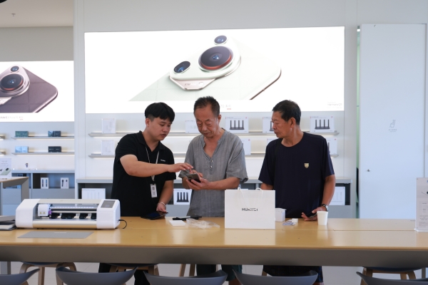 三亞夏日站商場恢復開放后，各類業態均迎來了消費者。文博 攝