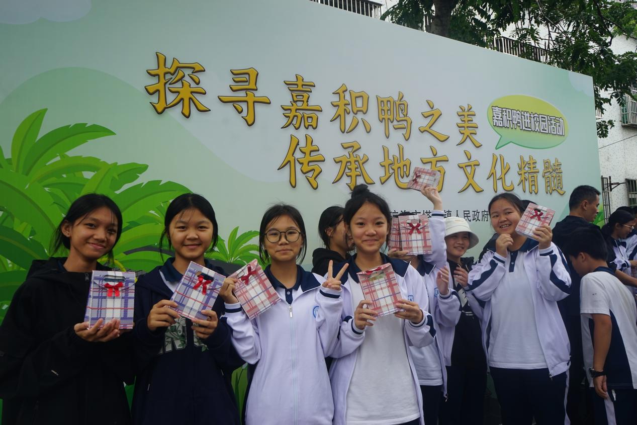 同學們通過互動獲得獎品很開心。主辦方供圖