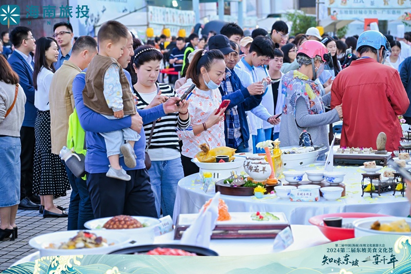 游客品嘗美食。主辦方供圖
