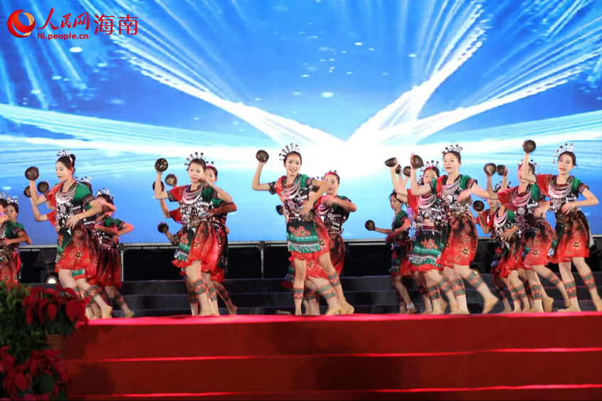 海南熱帶海洋學(xué)院舉行建校70周年文藝晚會晚會現(xiàn)場。人民網(wǎng)記者 符武平攝
