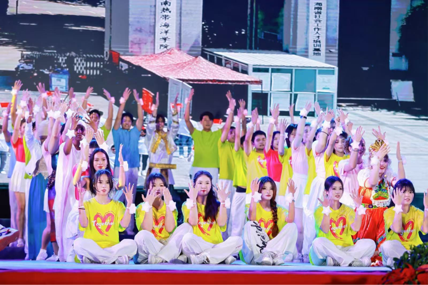 海南熱帶海洋學(xué)院舉行建校70周年文藝晚會(huì)晚會(huì)現(xiàn)場(chǎng)。海南熱帶海洋學(xué)院供圖
