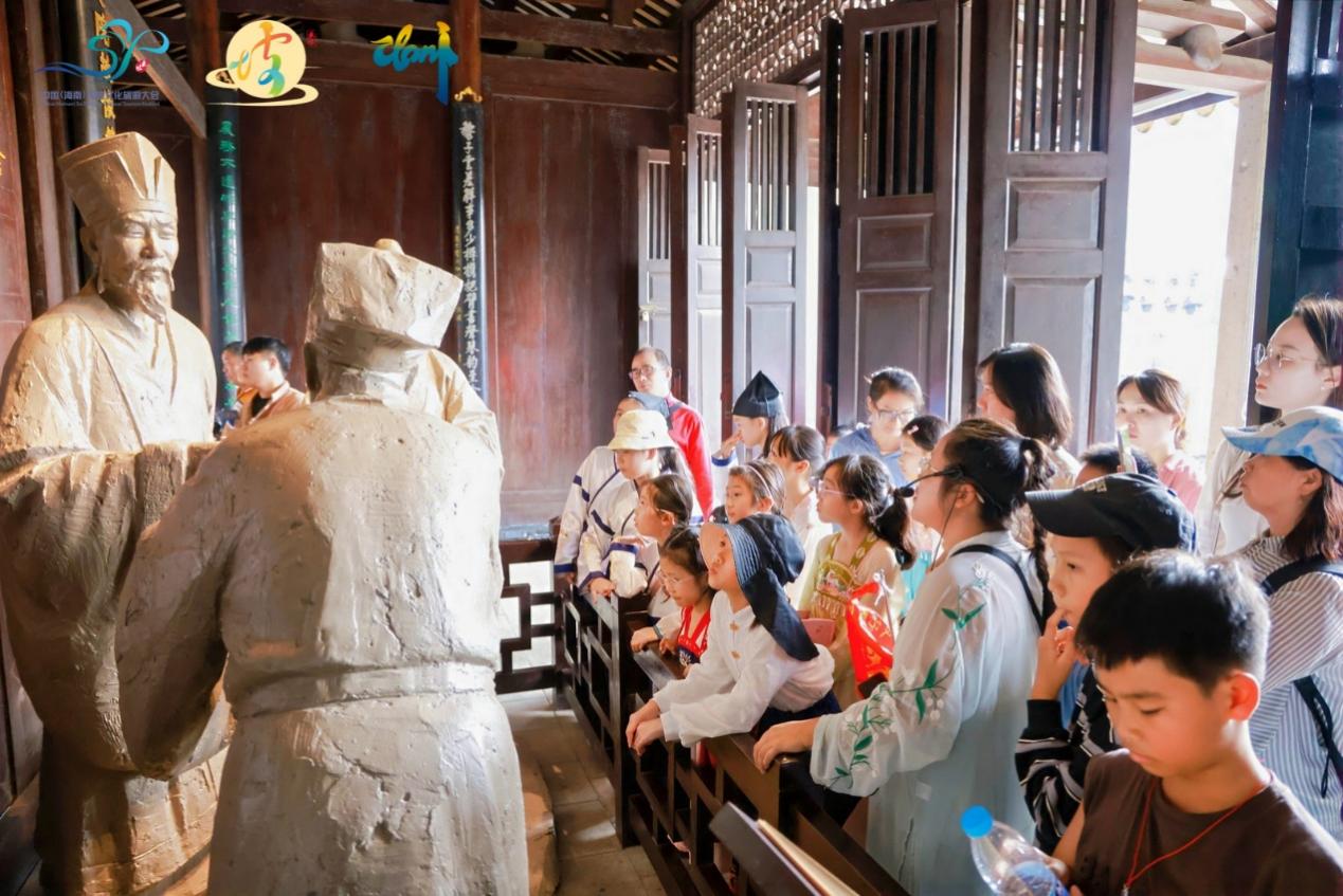 東坡·研學(xué)家體驗團(tuán)在東坡書院聽東坡故事講解。主辦方供圖