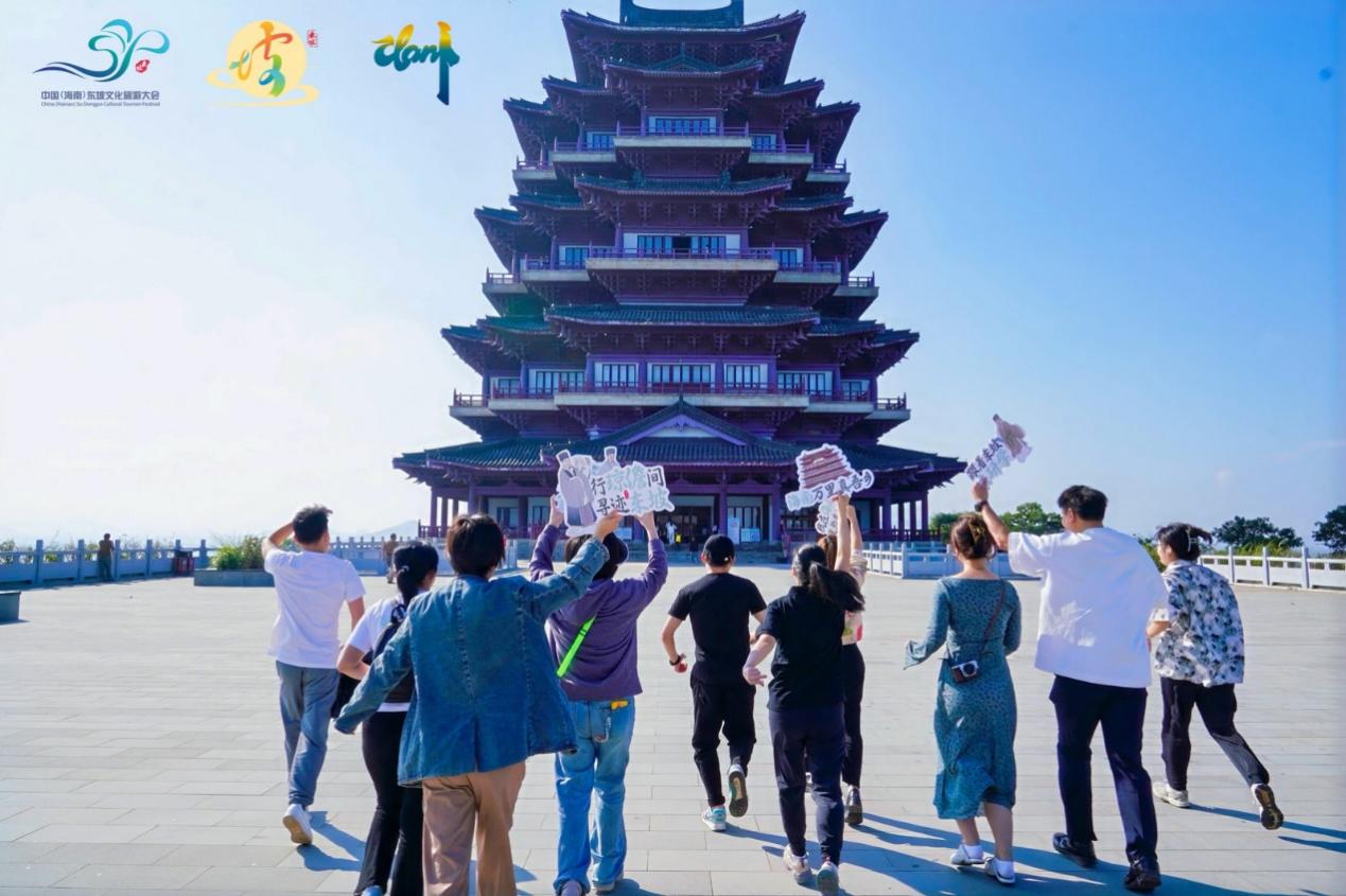 東坡游歷家體驗團(tuán)打卡儋陽樓。主辦方供圖