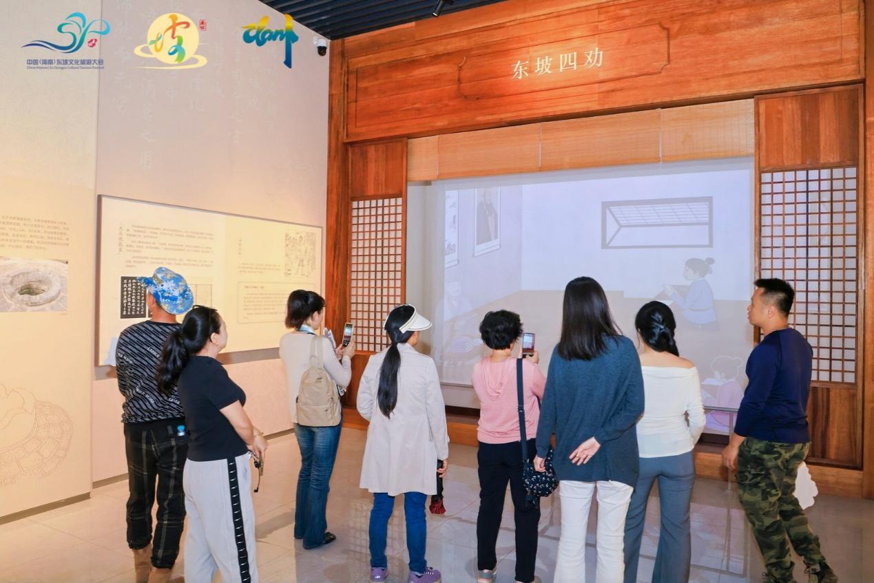 東坡·美食家體驗團(tuán)在東坡桄榔庵紀(jì)念館了解東坡文化。主辦方供圖