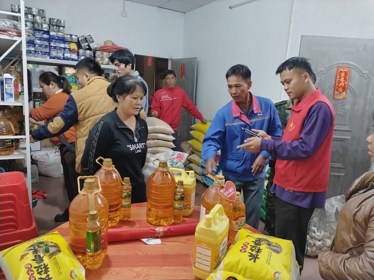 村民兌換物品現場。昌江黎族自治縣烏烈鎮峨溝村村民委員會供圖