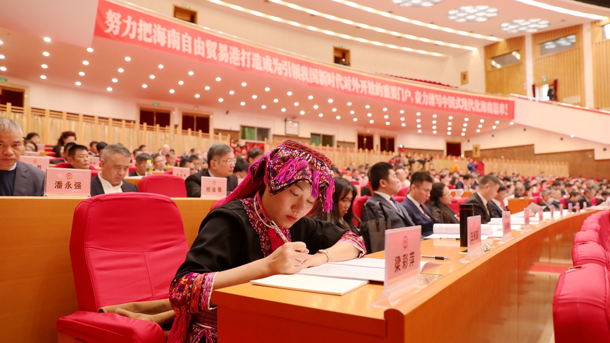省政協委員在聽取大會報告