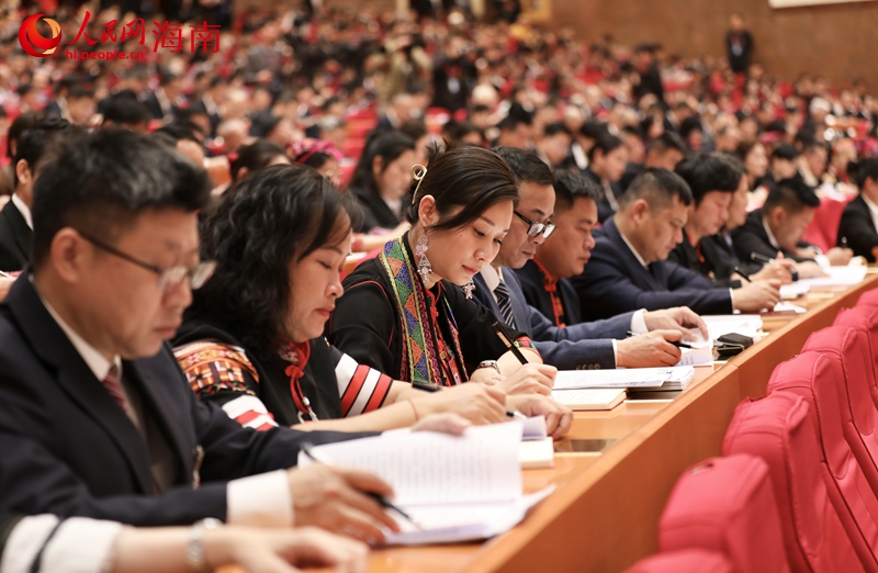 省人大代表聽取大會報告。人民網記者 符武平攝