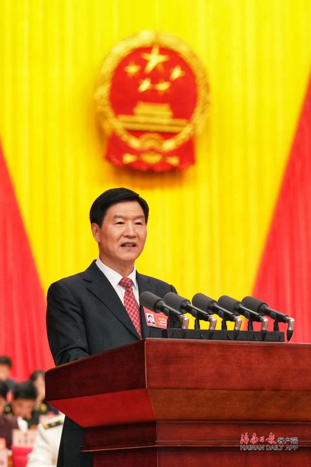 2025年1月14日，省長劉小明代表省政府向大會作政府工作報告。圖片來源：海南日報客戶端