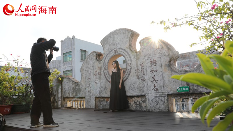 市民在騎樓老街網(wǎng)紅打卡拍照。人民網(wǎng)記者 符武平攝