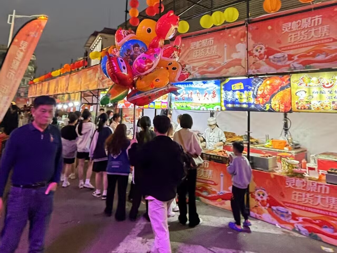 2025年瓊海市新春年貨節(jié)市集現(xiàn)場熱鬧非凡。 主辦方供圖