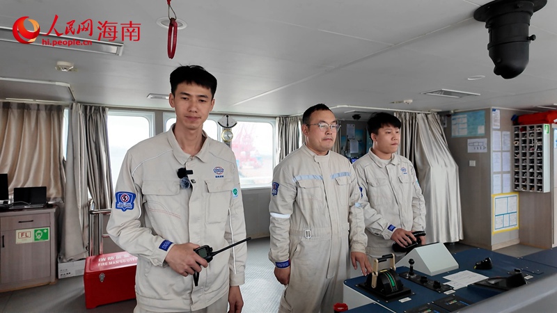 綠源二號船長黃萬里（左一）和兩位駕駛員都是“90后”。人民網記者 孟凡盛攝