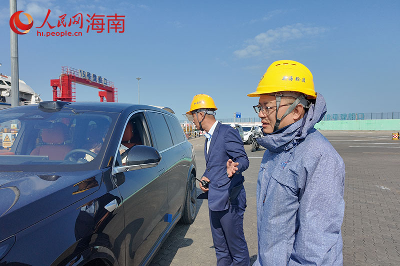 朱章仁（右二）與同事一起協助旅客登船。 人民網記者 孟凡盛攝