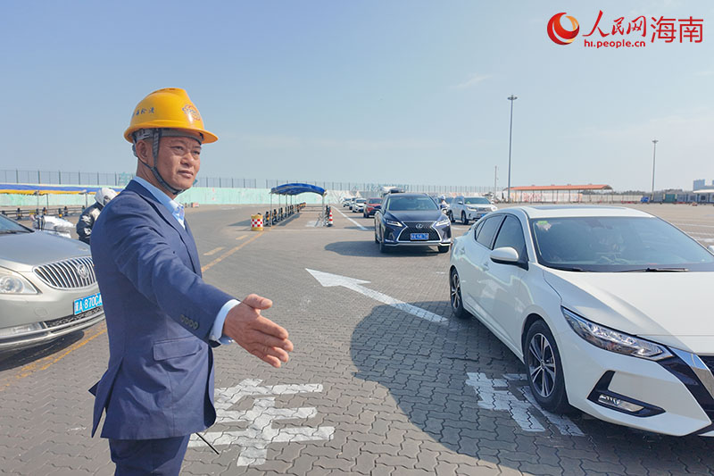 朱章仁正指揮車輛登船。 人民網記者 孟凡盛攝