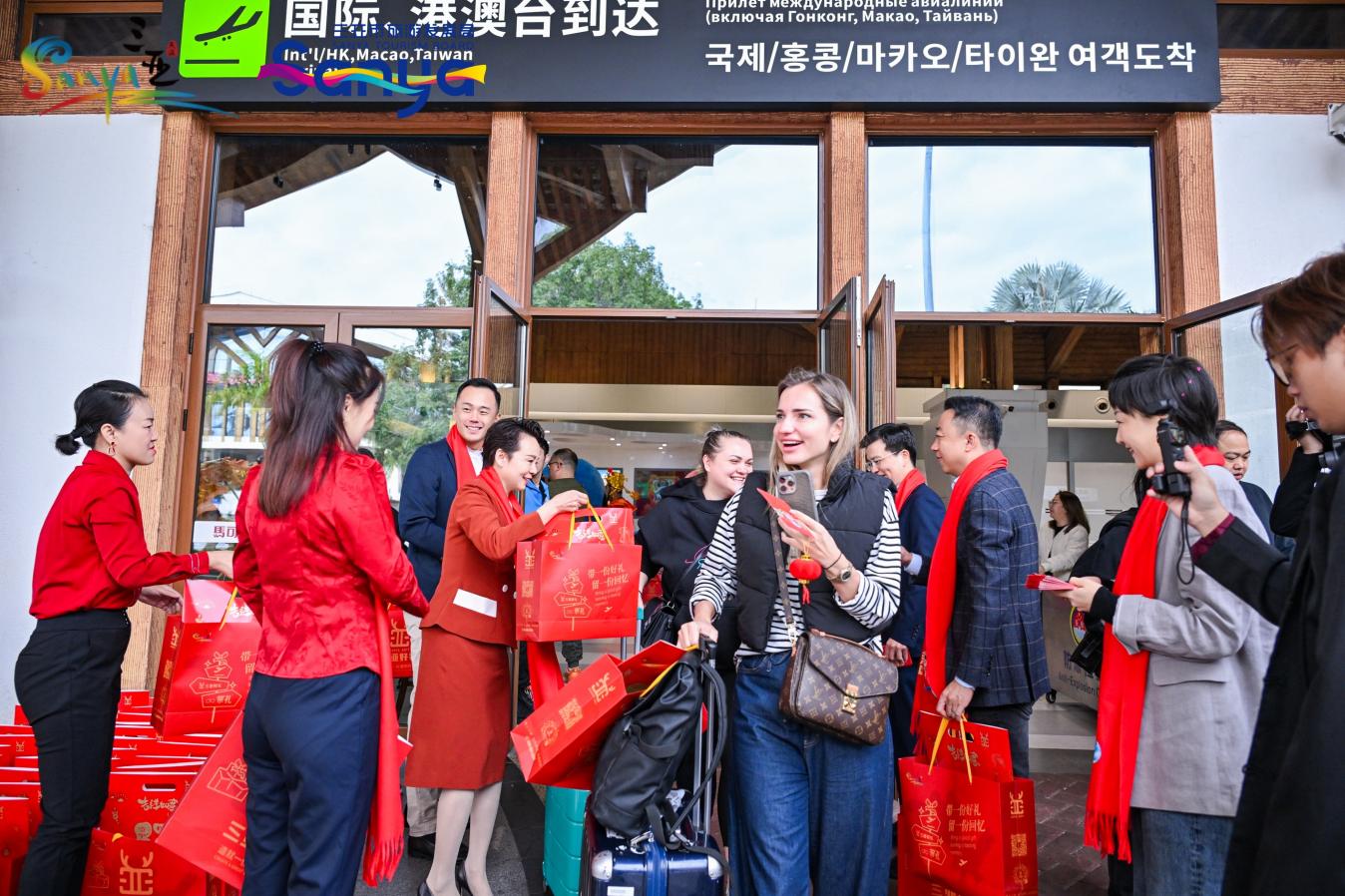外國游客落地三亞領取新春專屬禮遇。三亞市旅游發展局供圖