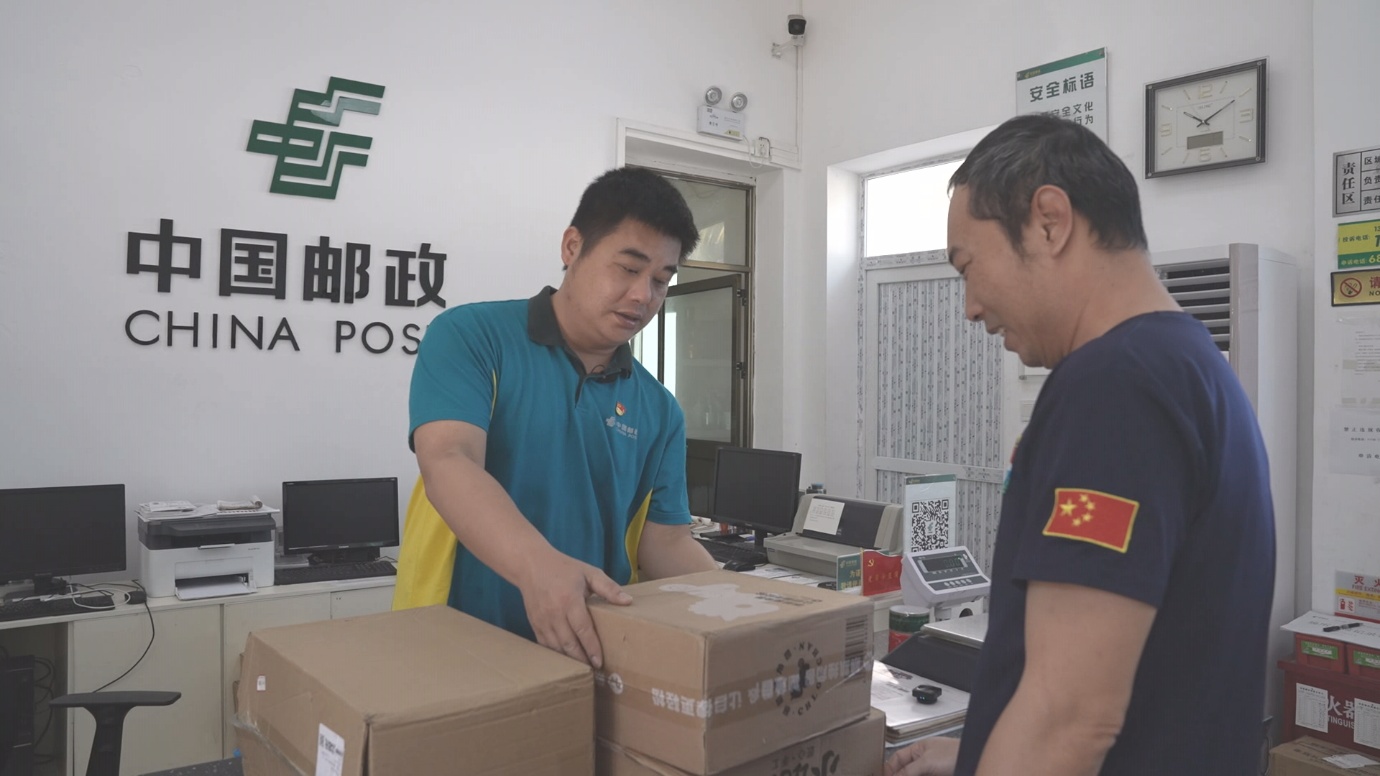 三沙郵政工作人員收寄快遞包裹。黃文燕攝