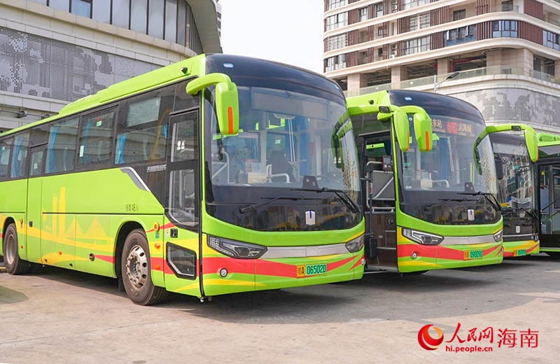 新上線的吉利遠程旅行版公交車。人民網(wǎng)記者 牛良玉攝