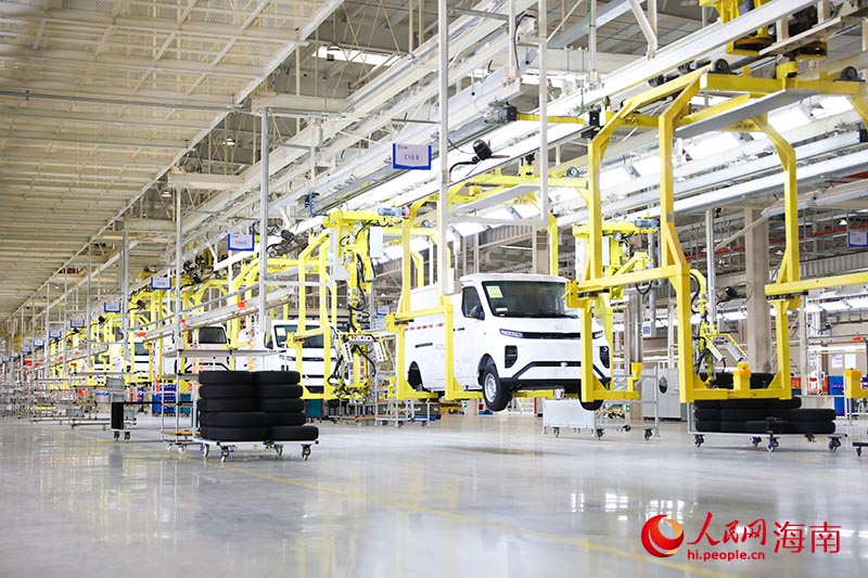 海南遠程新能源商用車項目生產(chǎn)線。人民網(wǎng)記者 牛良玉攝