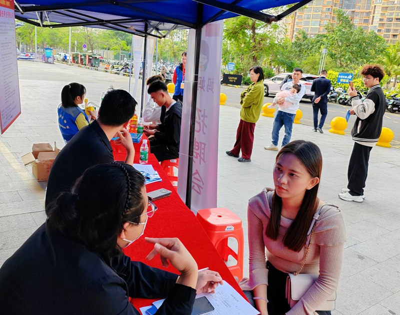 企業招聘代表與求職者交流。主辦方供圖.jpg