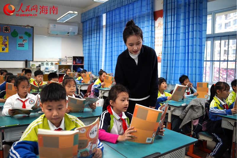 王芮輔導學生讀課文。 人民網記者 孟凡盛攝.JPG