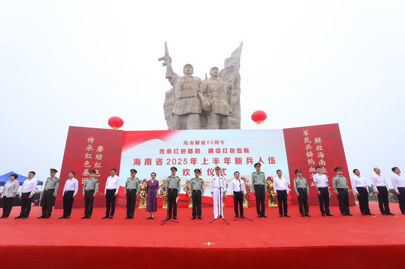 軍地領(lǐng)導(dǎo)歡送新兵