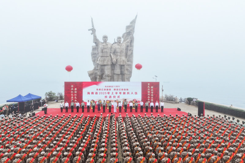 圖片2.預(yù)定新兵在熱血豐碑前整齊列隊(duì)。海南省軍區(qū)供圖.jpg